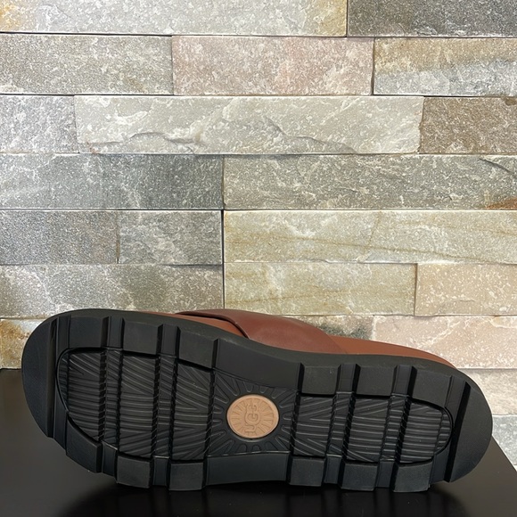 UGG Men's Capitola Leather Flip Flop - Picture 8 of 8